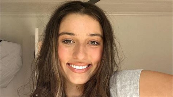 Bella Robertson Biography - Facts, Childhood, Family Life & Achievements