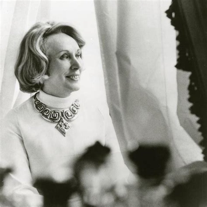 Estee Lauder (businesswoman) Biography - Facts, Childhood, Family Life & Achievements